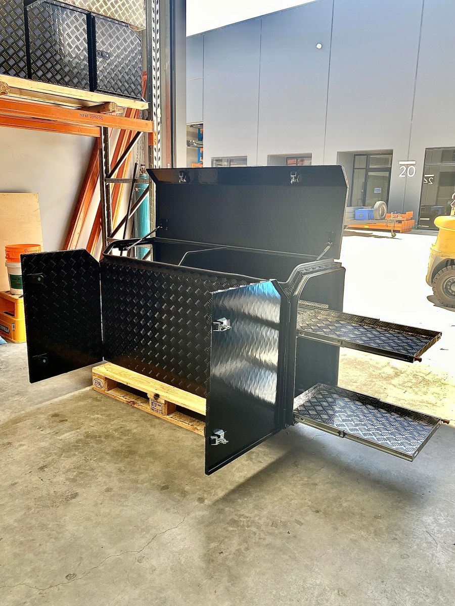 TB-150 aluminium checker plate caravan toolbox — 1500 × 600 × 900mm